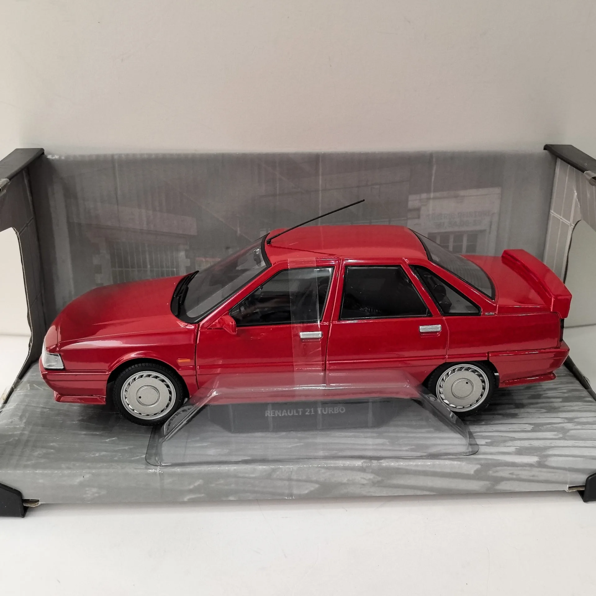 Фото Литая модель автомобиля SOLIDO в масштабе 1/18 RENAULT 21 TURBO Q4 из сплава №2