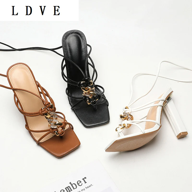 

Женские босоножки из ПУ кожи, черные сандалии-гладиаторы на высоком каблуке, с металлическим украшением, квадратным носком, на шнуровке, Раз...