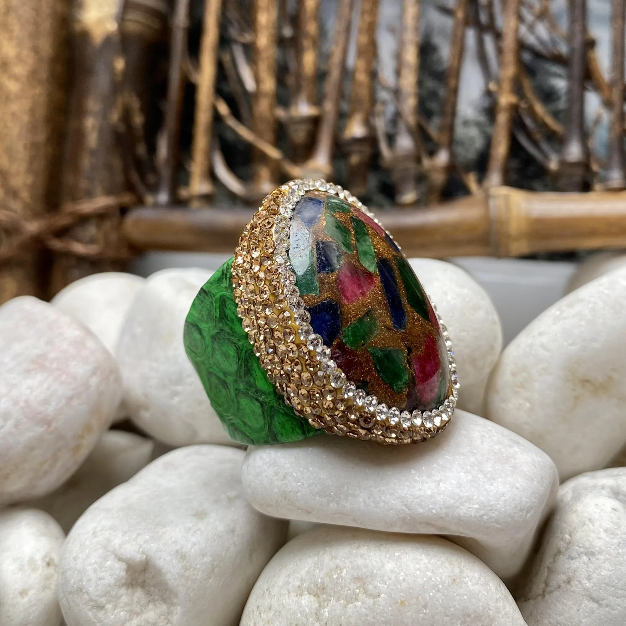 Женское кольцо из рубина и изумруда с окантовкой бриллиантами |