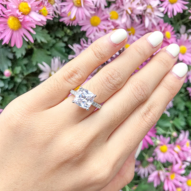 Женское кольцо из серебра 925 пробы с искусственным бриллиантом 9 Х9 мм