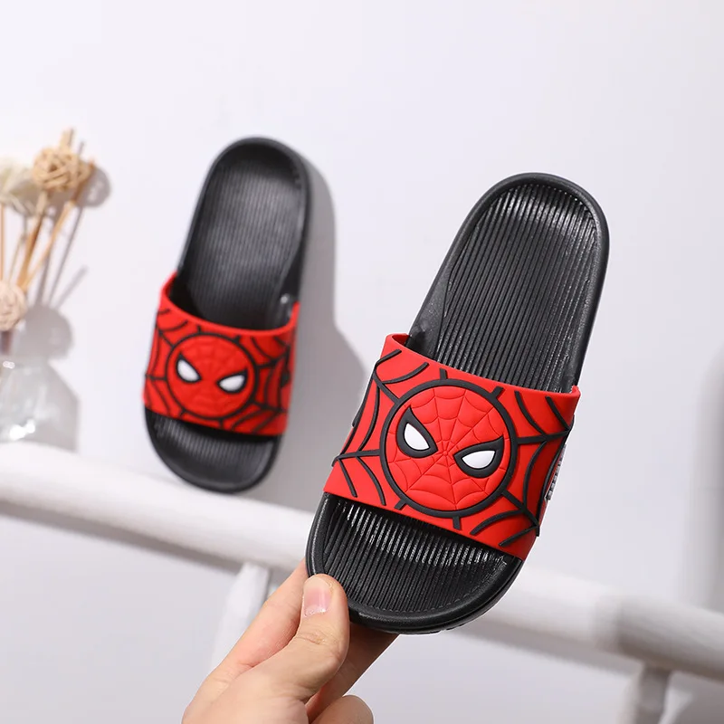 

Летние шлепанцы для мальчиков, мультяшные рисунки Disney, для родителей и детей, Нескользящие, для дома, пляжные сандалии, обувь с дырками для а...