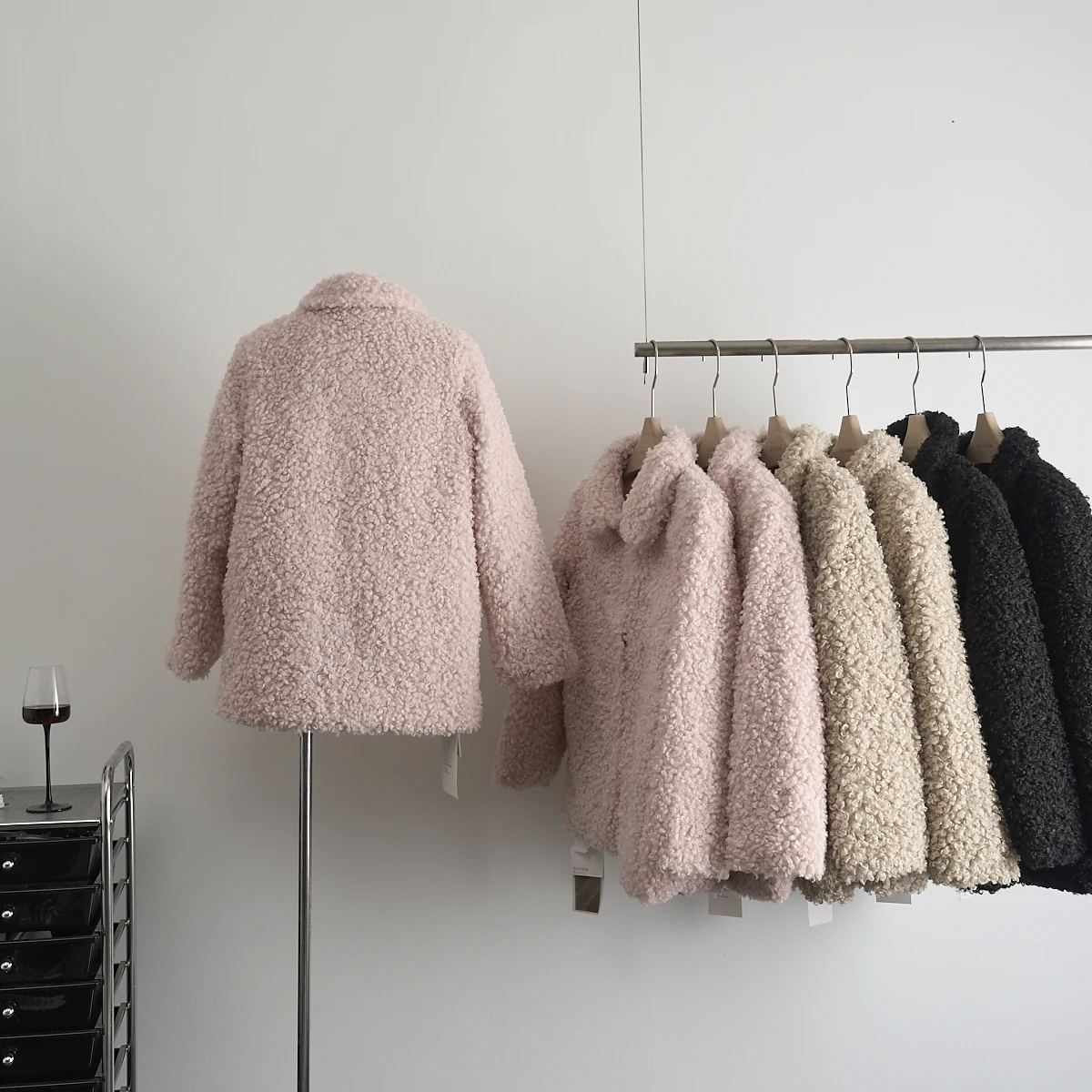 Розовое экологически чистое женское осенне-зимнее меховое пальто из