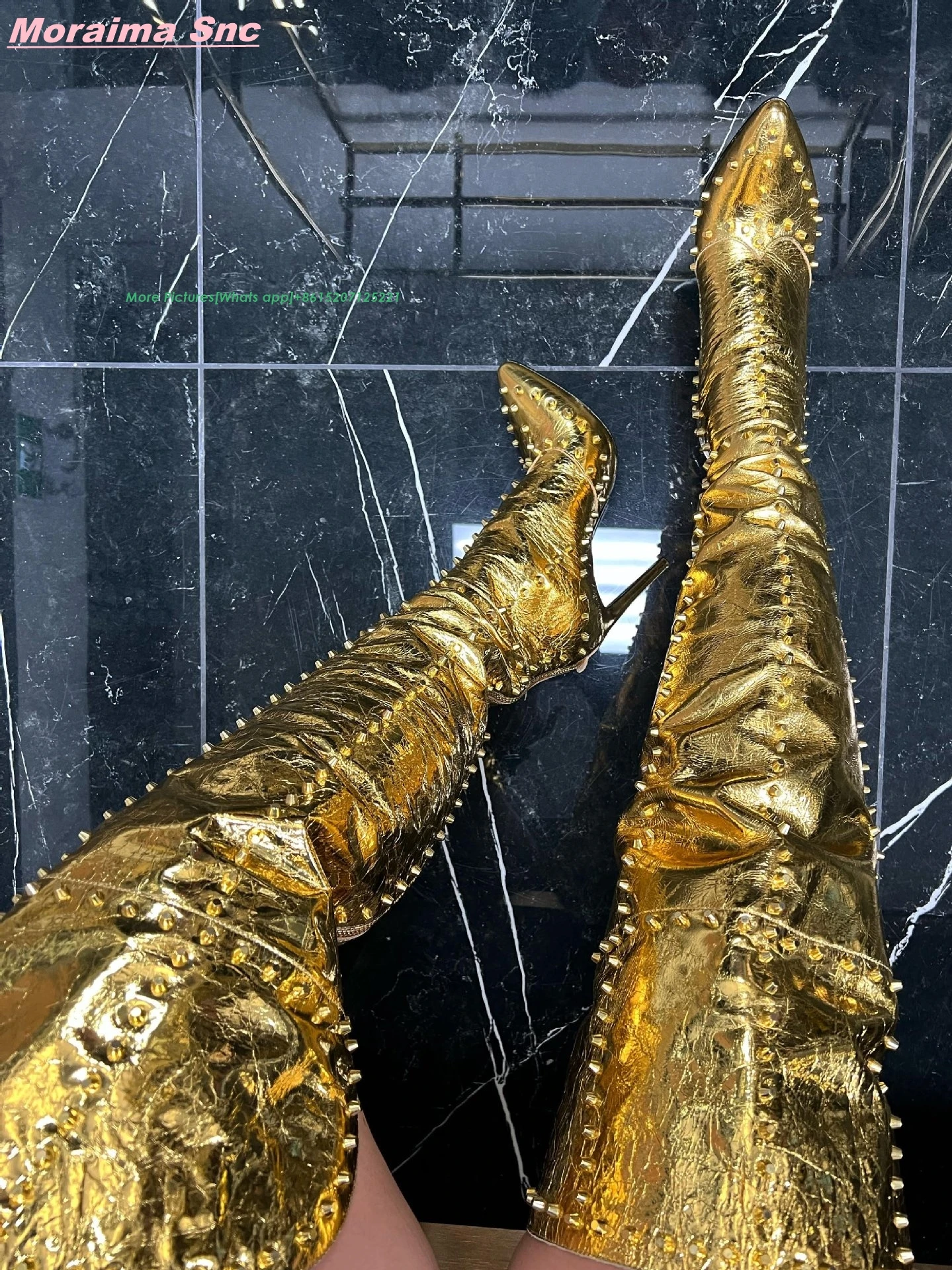 

Новые женские современные осенне-зимние сапоги с острым носком однотонные на тонком высоком каблуке на молнии с золотыми металлическими заклепками привлекательные высокие сапоги до колена
