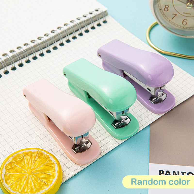 

Портативный универсальный степлер Macarone, ручной степлер для студентов, бумажные школьные принадлежности, канцелярские и офисные аксессуары