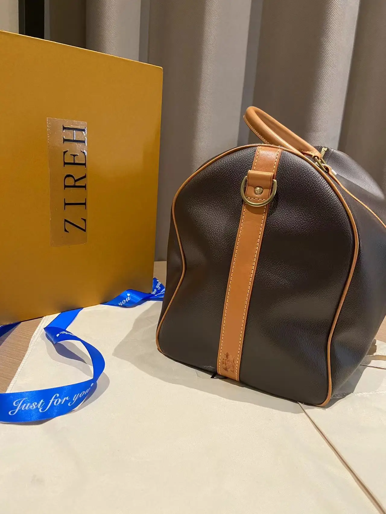 Рисунок 2 - Черная сумка на плечо 2023