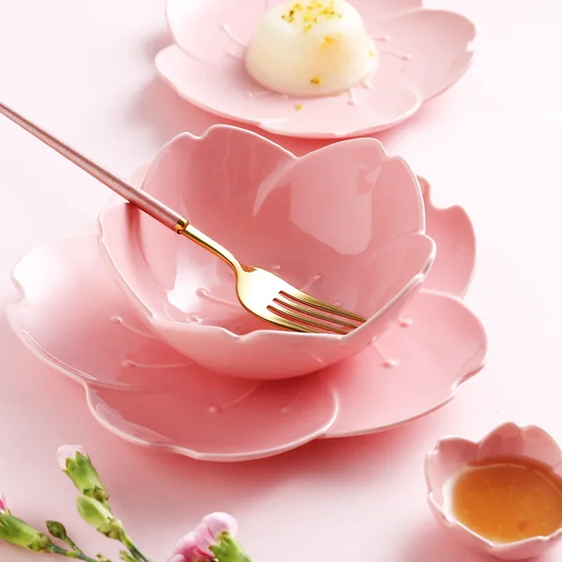 Сакура форма. Japan Sakura тарелки. Розовая тарелка. Тарелка цветок Сакуры. Тарелка глубокая в японском стиле.