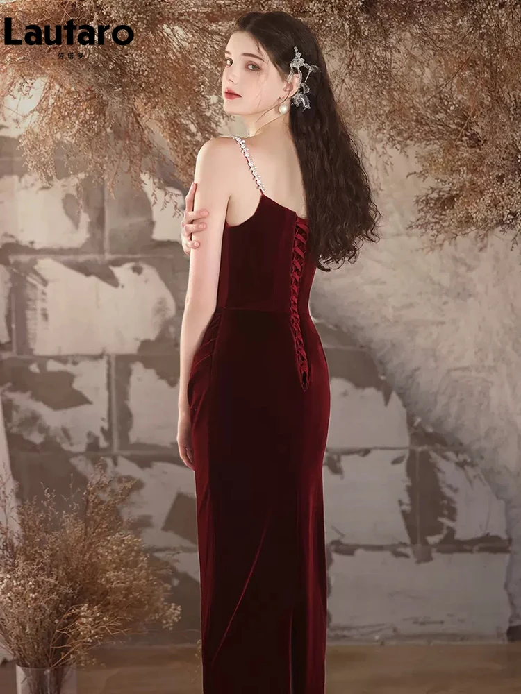 Весеннее длинное роскошное элегантное винно-красное мягкое бархатное вечернее