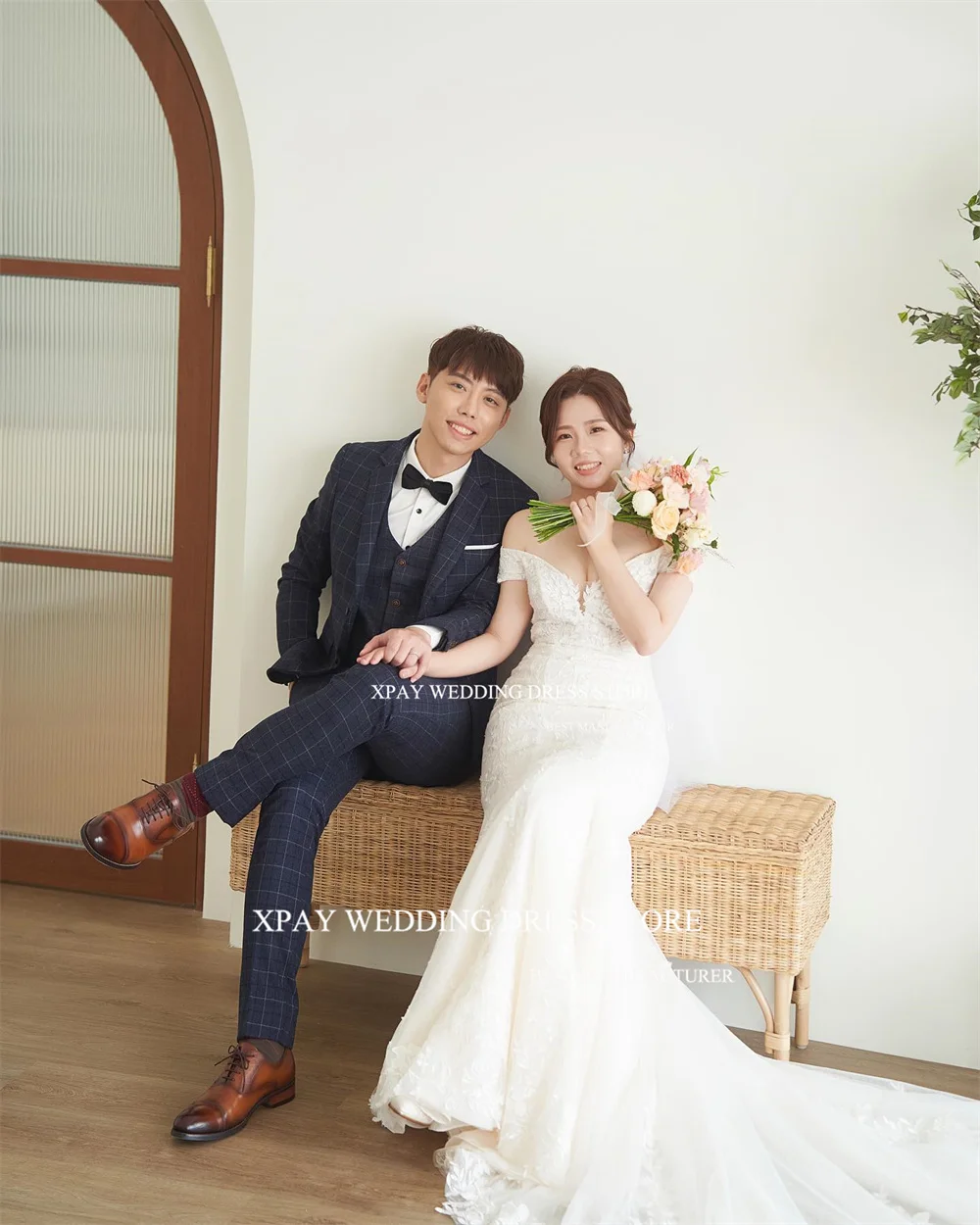 Платье свадебное кружевное в пол с коротким рукавом и открытыми плечами