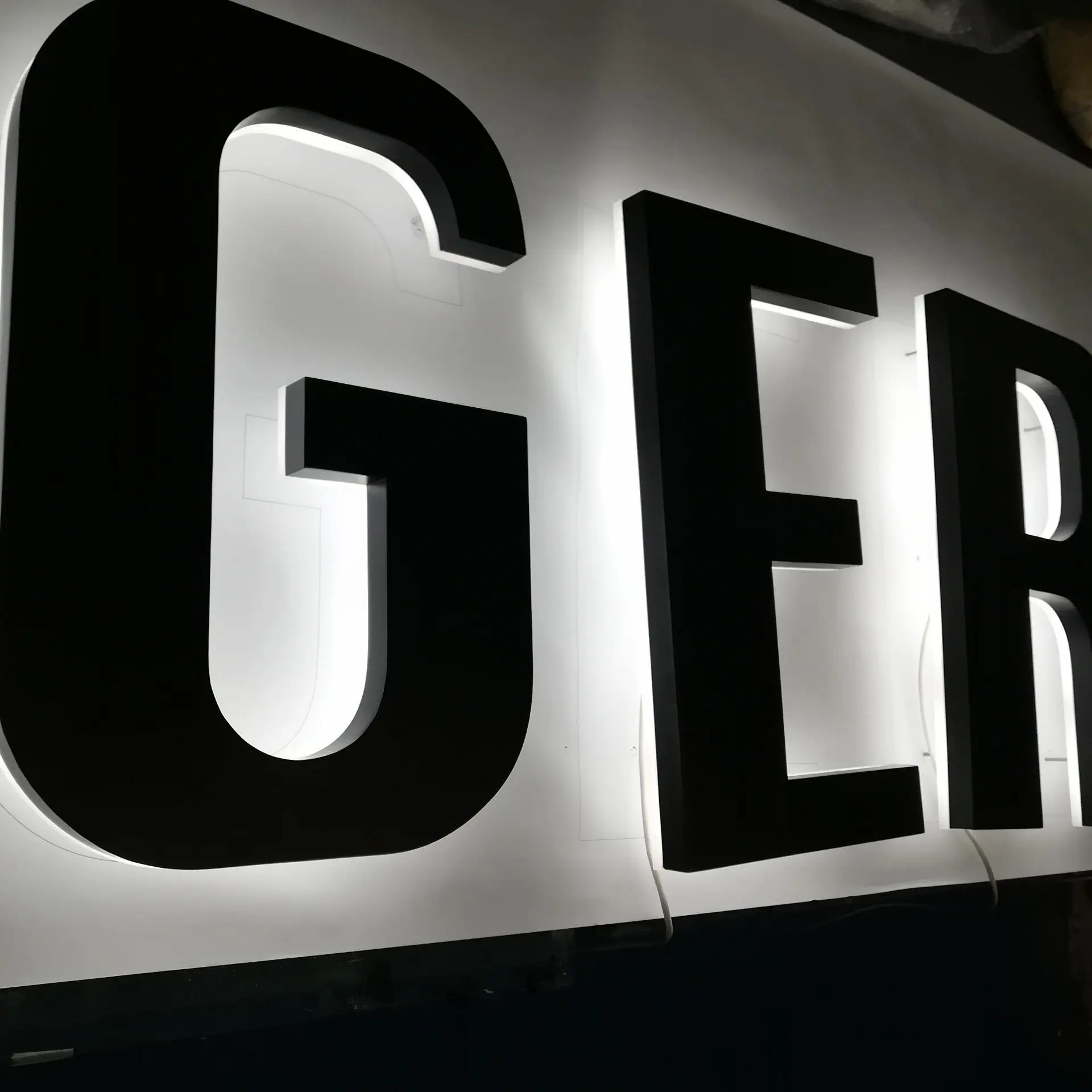 Недорогая светодиодная 3d Водонепроницаемая металлическая буквенная Вывеска на