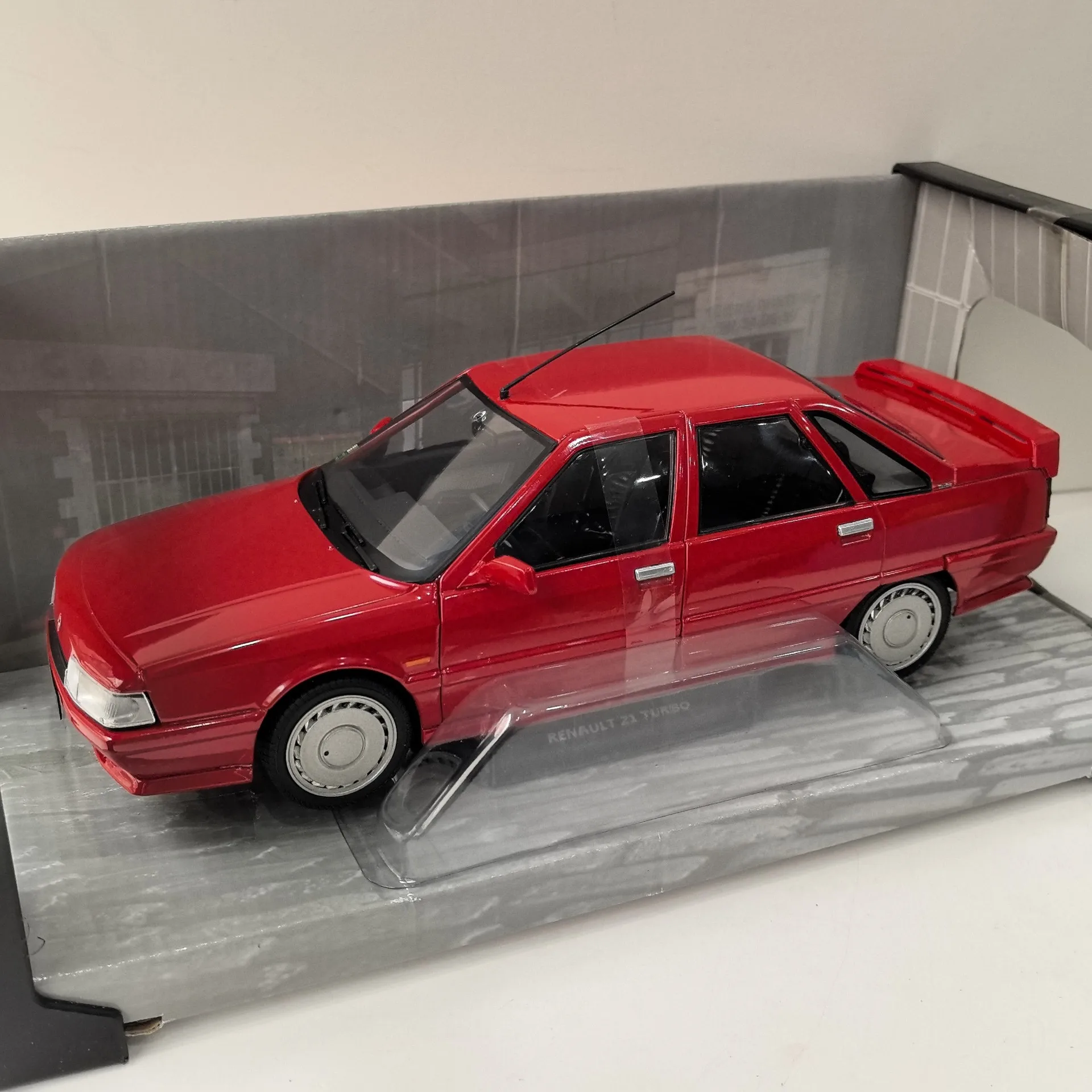 Фото Литая модель автомобиля SOLIDO в масштабе 1/18 RENAULT 21 TURBO Q4 из сплава №3