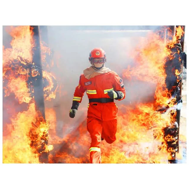 пожарный в огне. пожарные и спасатели. герой пожаров. портрет русского пожарного. профессия пожарный.