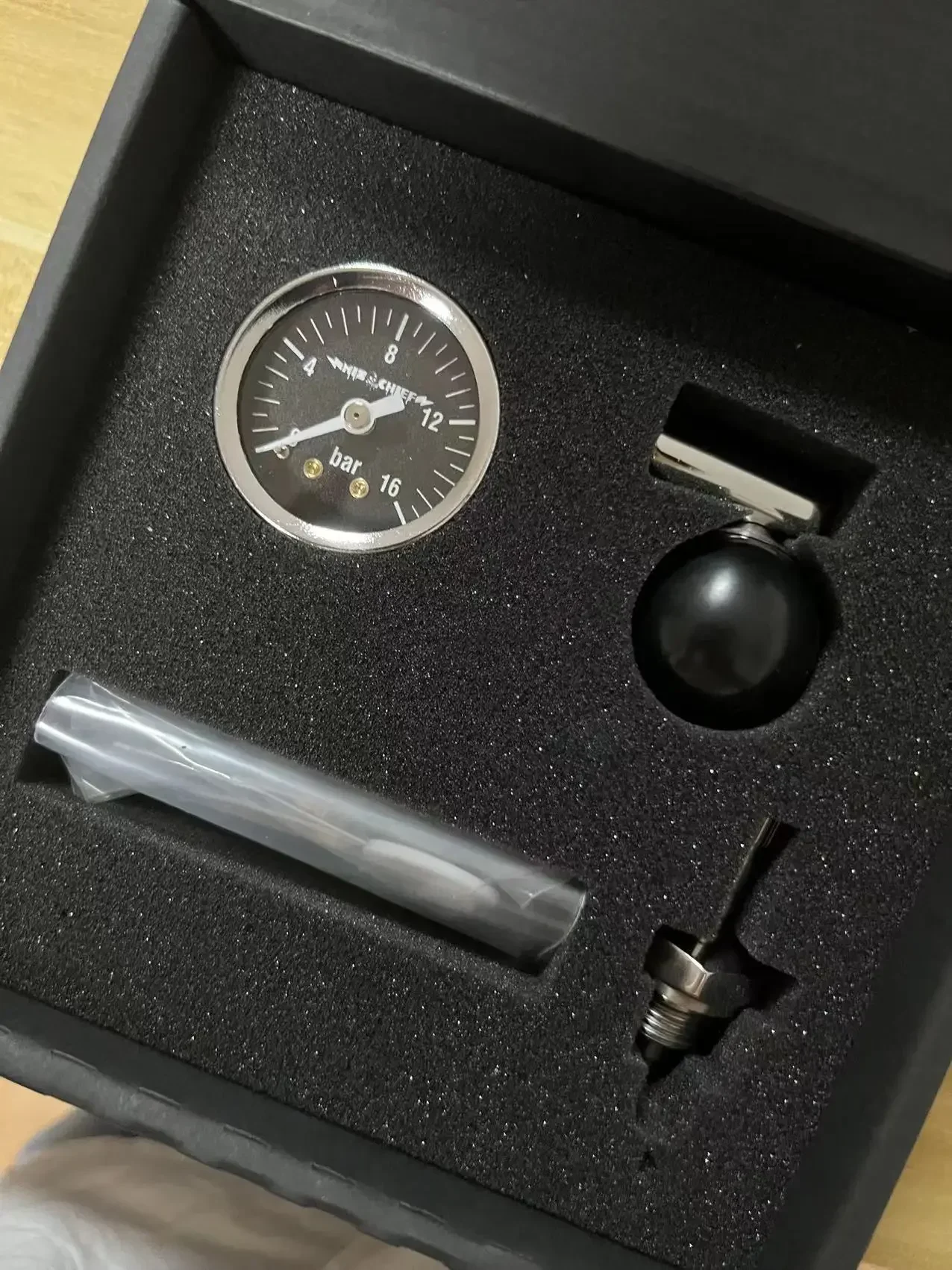 Кофейная машина с игольчатым клапаном и регулируемым давлением