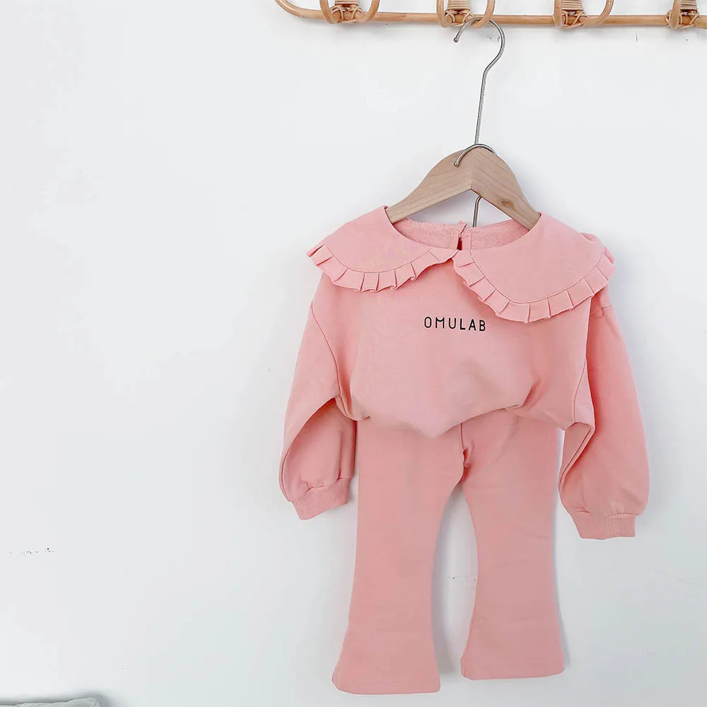 

Весенний комплект для маленьких девочек, новинка 2022, свитер с отложным воротником и надписями + расклешенные штаны-микро, повседневный кост...