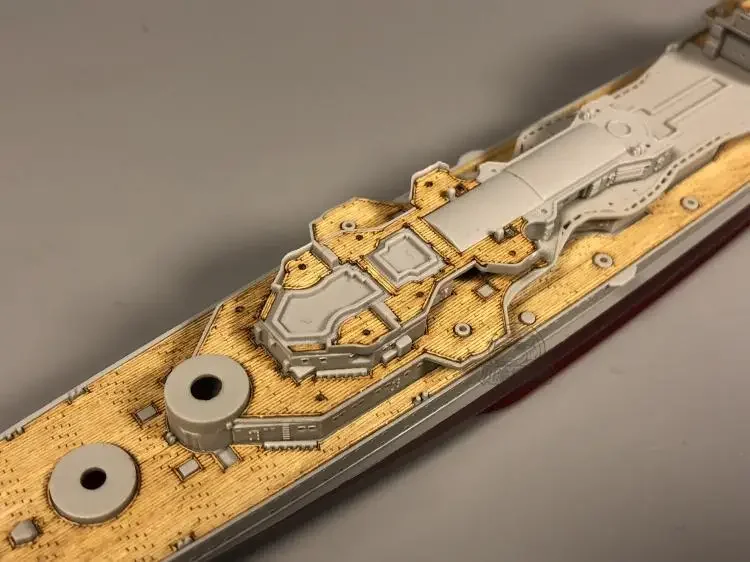 CY 700022 Деревянная колода 1/700 с якорной цепью и трубачкой 05766