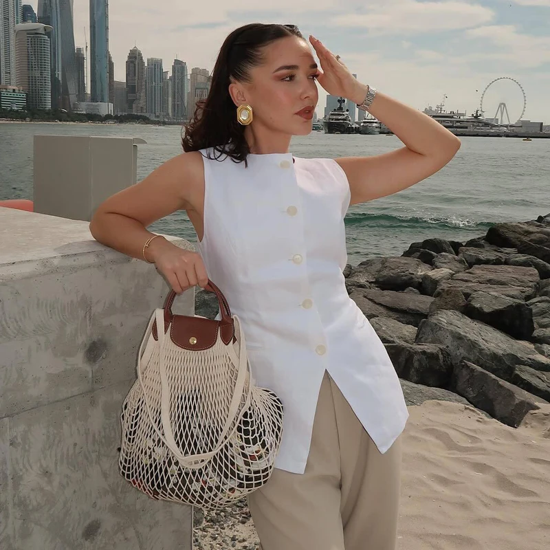 Женский белый жилет без рукавов на пуговицах