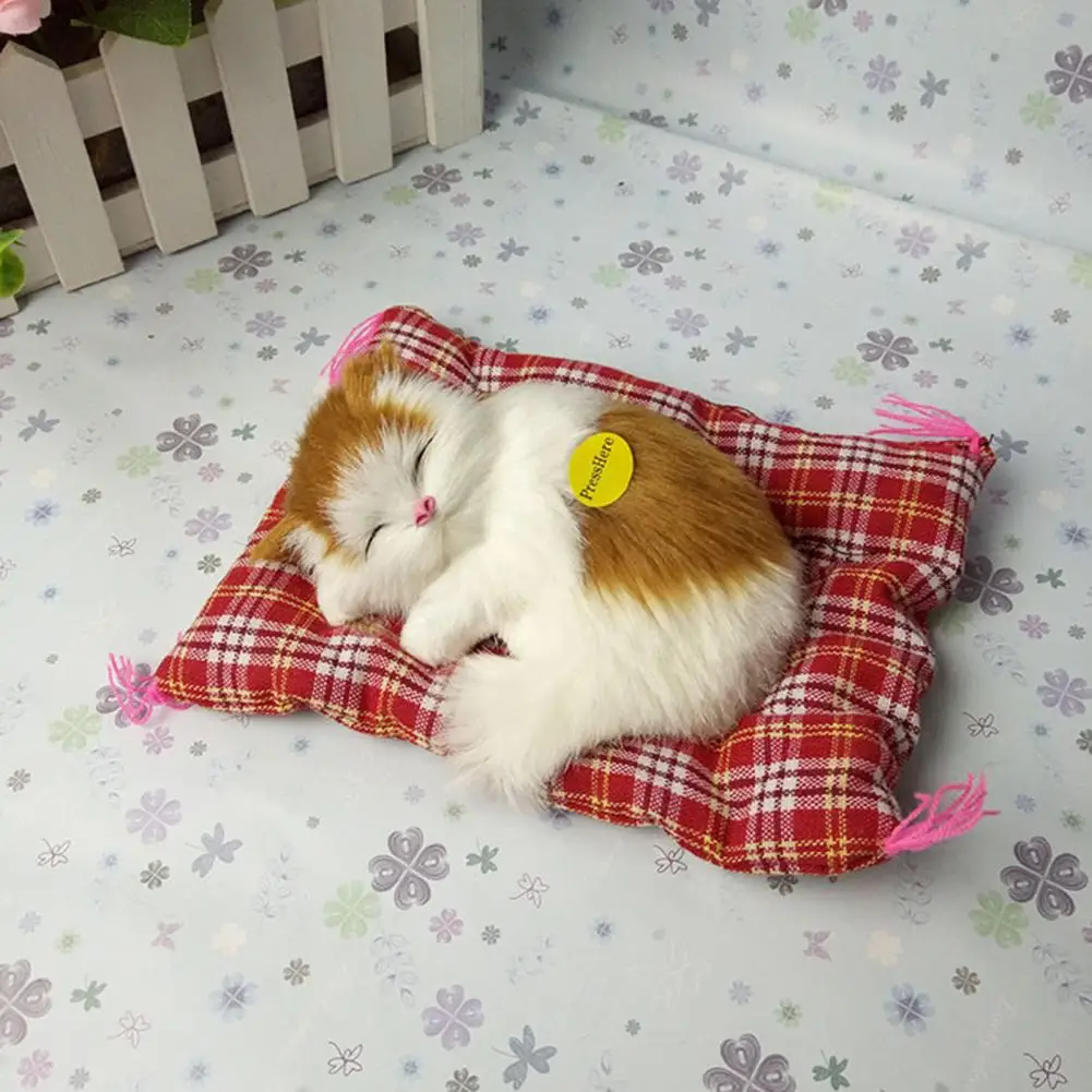 

Мини спящий кот на подушке