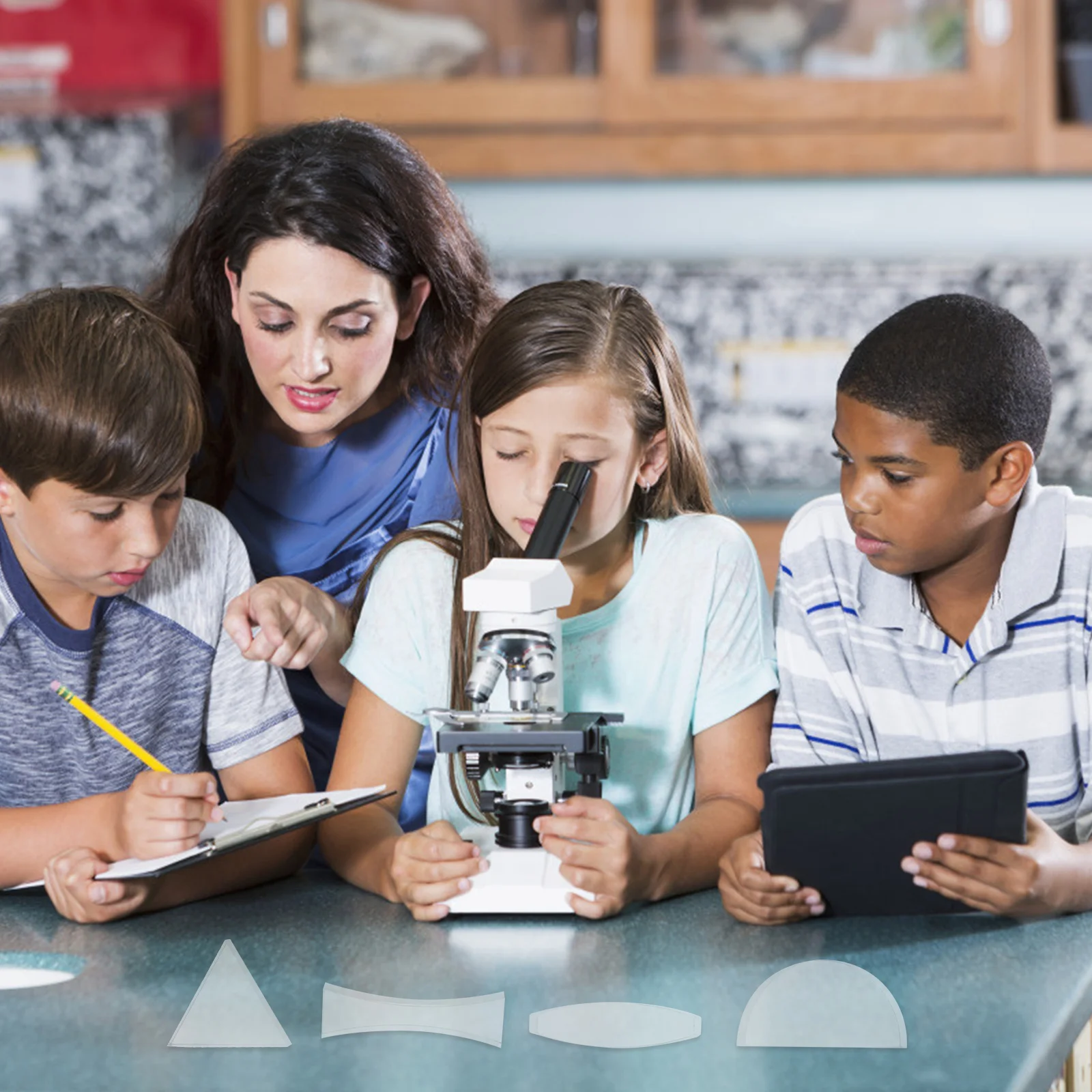 Научный английский. Учитель естествознания. Science for students. Образование. Ученики в лаборатории.