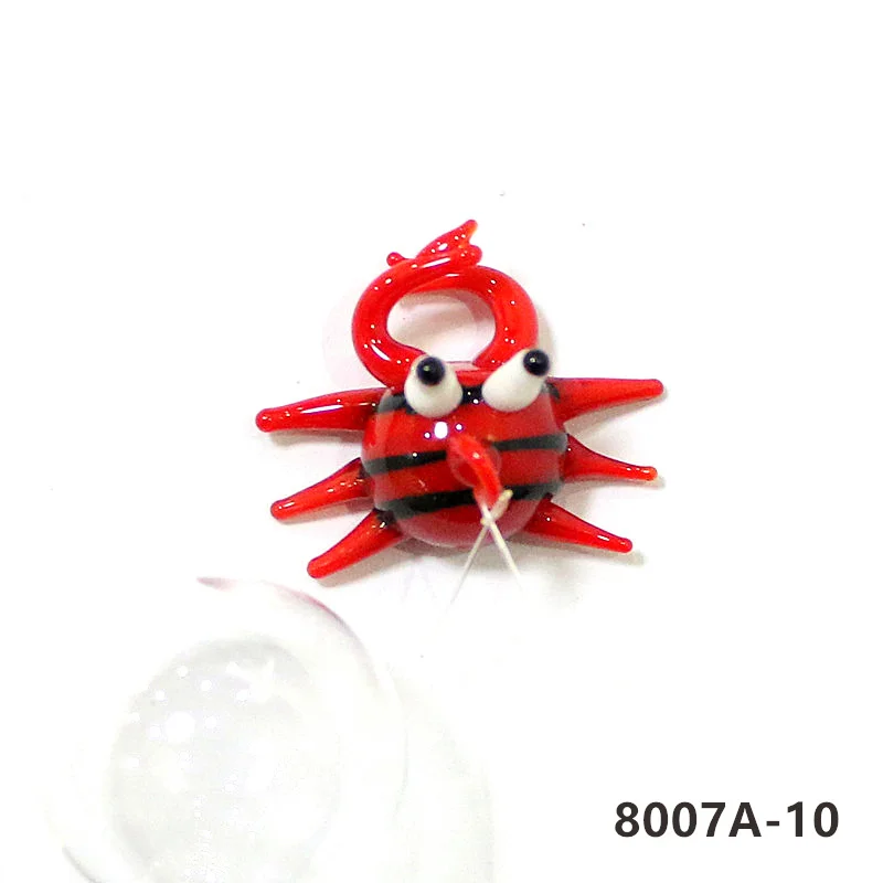 Аквариум украшает плавающий стеклянный пузырьковый шар с миниатюрной