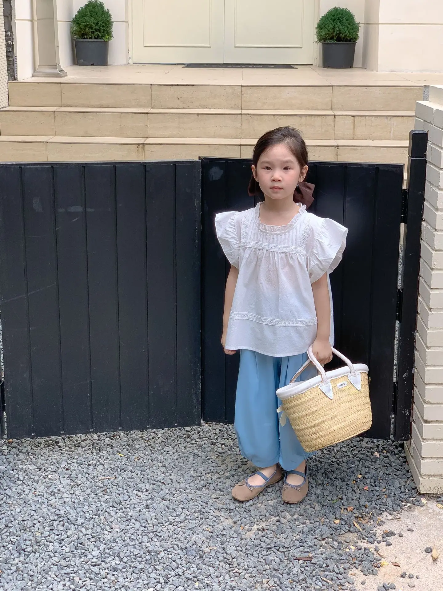 

Блузка с круглым вырезом и широкие штаны для девочек