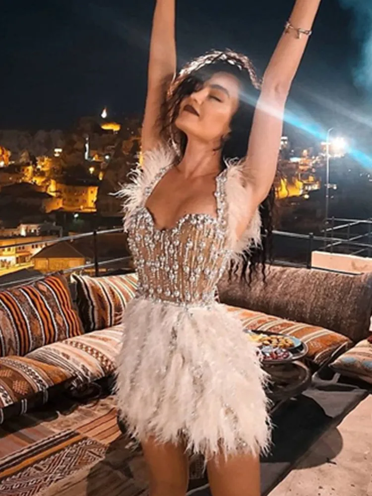 Женское мини-платье с V-образным вырезом и блестками