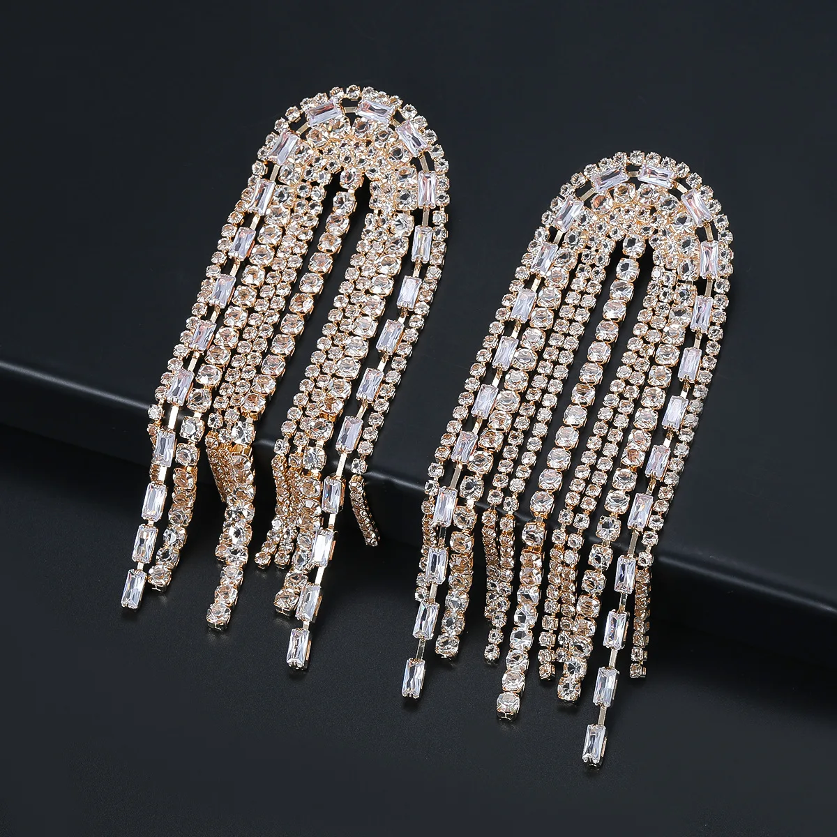 Элегантные женские серьги-подвески с фианитами и кисточками серебристые