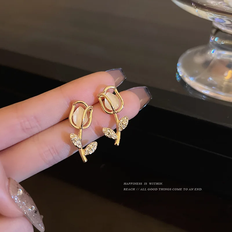 

Korean Elegant Tulips Flower Stud Earrings Elegant Fashion Senior Sense Rose Crystal Earrings for Women Wedding Party Jewelry