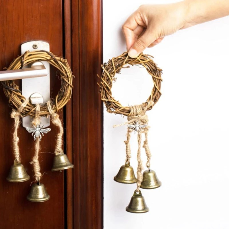 

Плетеный подвесной дверной звонок с зелеными листьями из ротанга