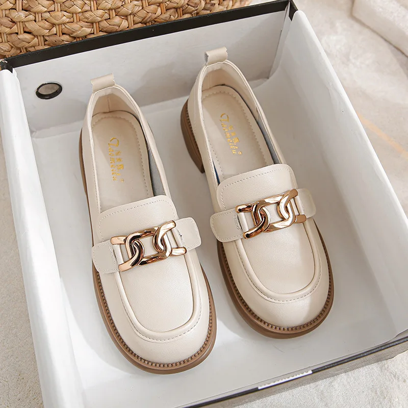 

Женские уличные кожаные туфли, черные лоферы, Стильные повседневные туфли на плоской подошве с металлическим дизайном, в британском стиле, для весны