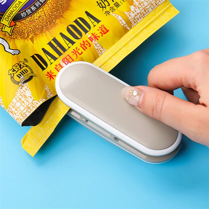 

Mini Sealing Machine Portable Heat Sealer Plastic Package Storage Bag Handy Sticker and Seals for Food Snack Kitchen Accessories