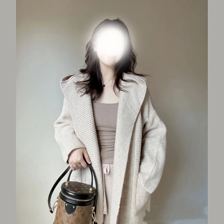 Свободный утолщенный кардиган средней длины с капюшоном и большим карманом