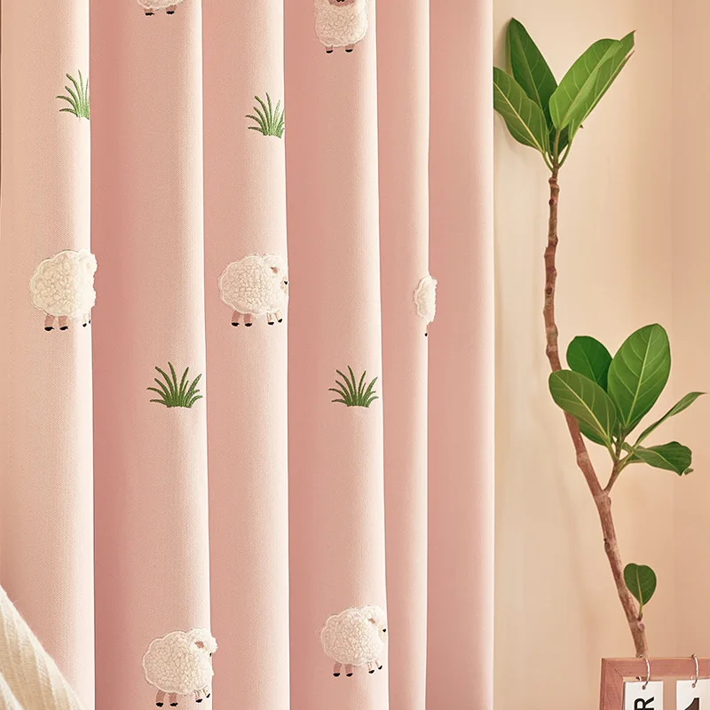 Затемняющие шторы для детской комнаты с мультяшным изображением ягненка