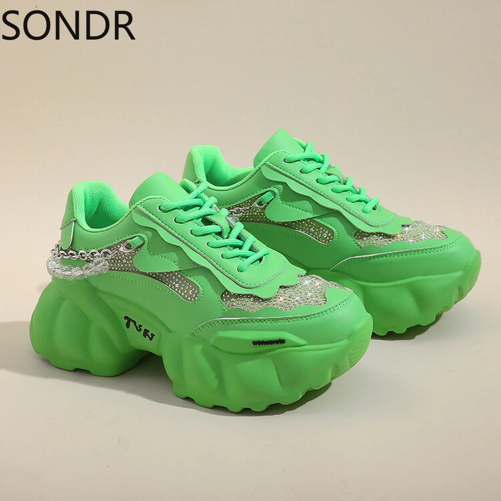 

Женские сетчатые кроссовки стразы на платформе с круглым носком и жемчугом на цепочке обувь на высоком каблуке со шнуровкой в Корейском сти...