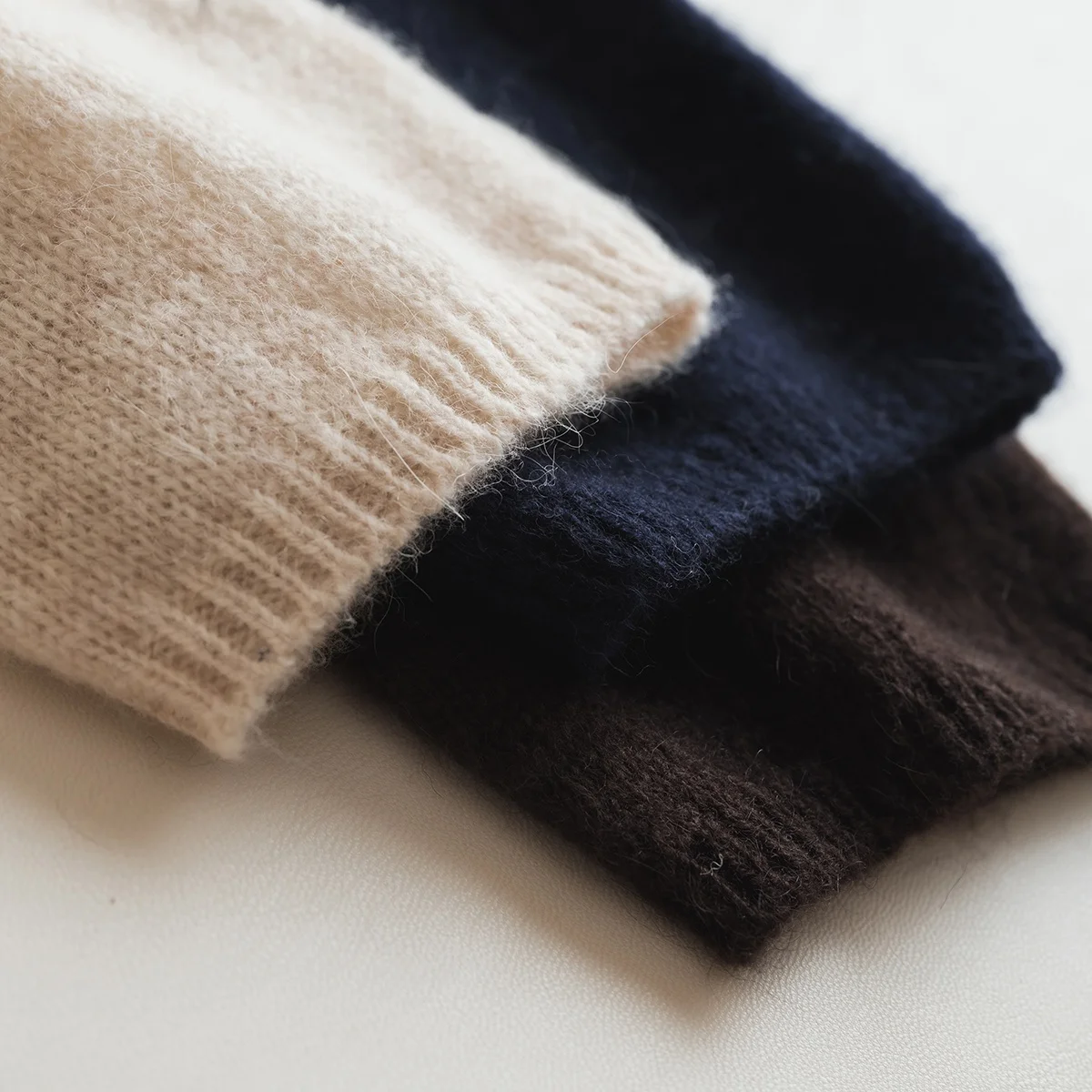 Флисовый вязаный свитер с круглым вырезом и длинными рукавами содержащий