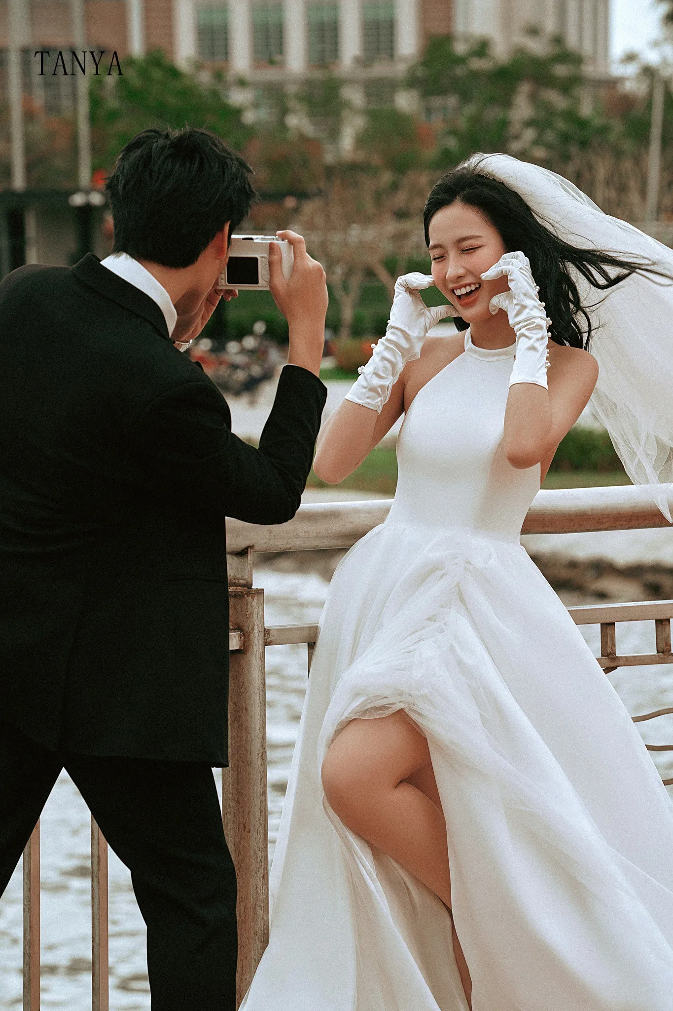 Женское свадебное платье с лямкой на шее белое из тафты высоким разрезом сбоку