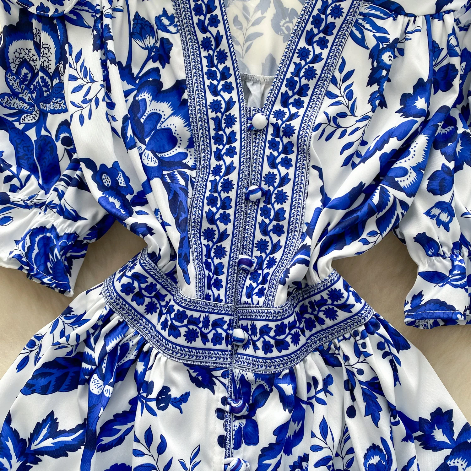 Платье женское ТРАПЕЦИЕВИДНОЕ с принтом V-образным вырезом и пышными рукавами