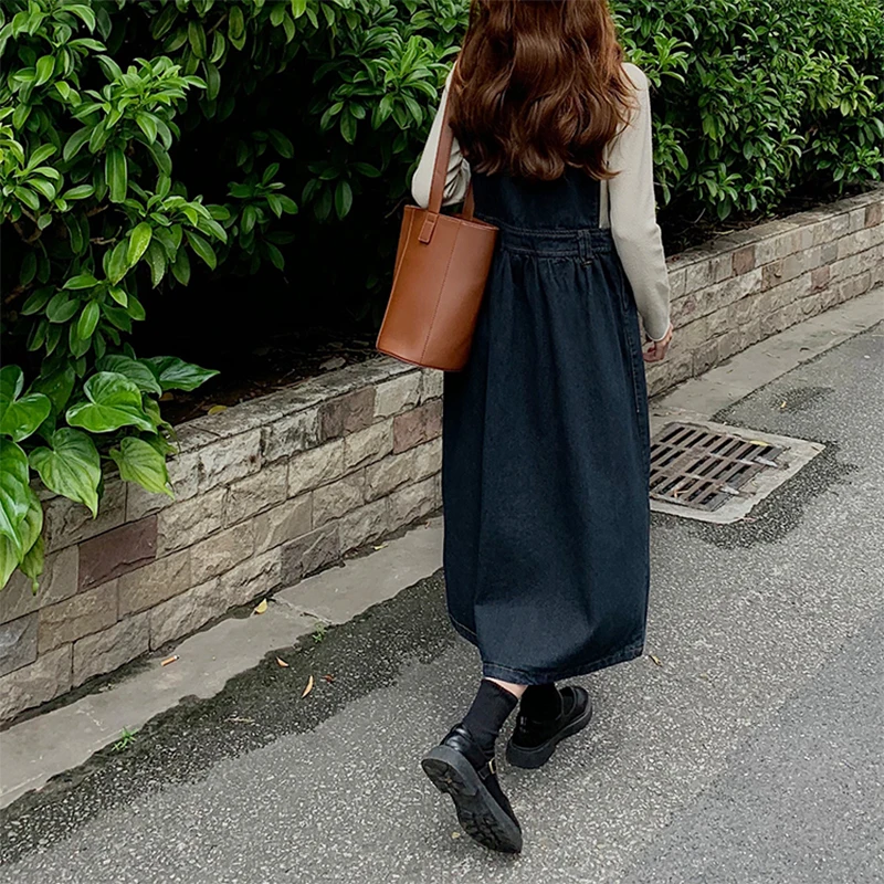 Джинсовое платье с цветочной вышивкой демисезонное свободное платье-трапеция