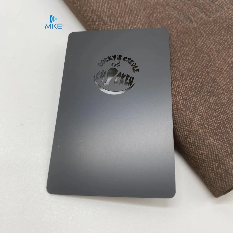 

Открытая металлическая визитная карточка черный матовый золотой роскошный