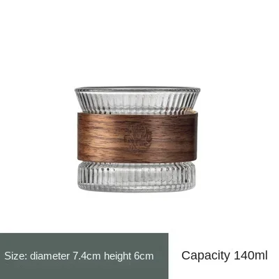 

Прозрачная стеклянная чашка с деревянной ручкой