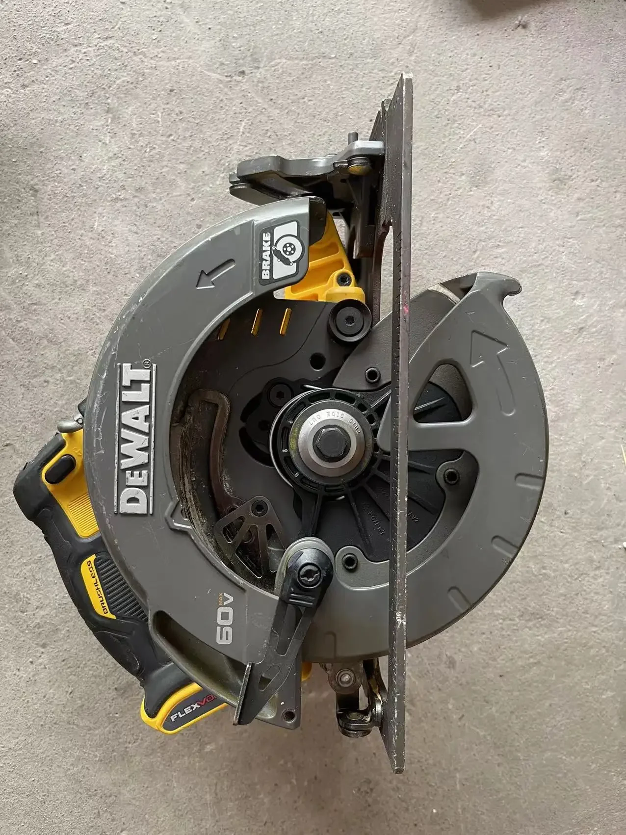 Циркулярная Пила DEWALT DCS575 54 в 190 мм беспроводная 18 В (неизолированная) только для