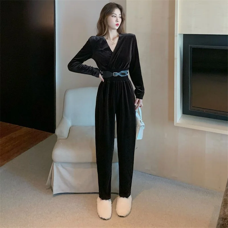 

Женский бархатный комбинезон с V-образным вырезом и широкими штанинами