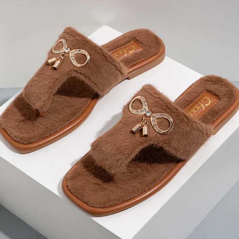 

Summer Hot Sale Plush Women Shoes Metal Bow Sandals Luxury Slippers Furry Slides Brown Flip Flops Low Heel for Outdoor Comfort