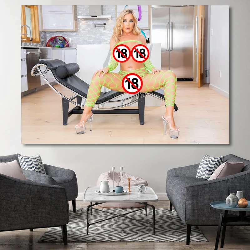 Привлекательная модель блонд сетчатые колготки картина с обнаженной девушкой