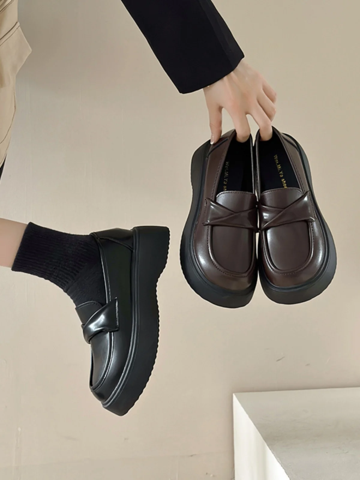 

Женские туфли-оксфорды с круглым носком, черные туфли на плоской подошве, лоферы с мехом в британском стиле, повседневные кроссовки на платформе, Новинка осени 2023