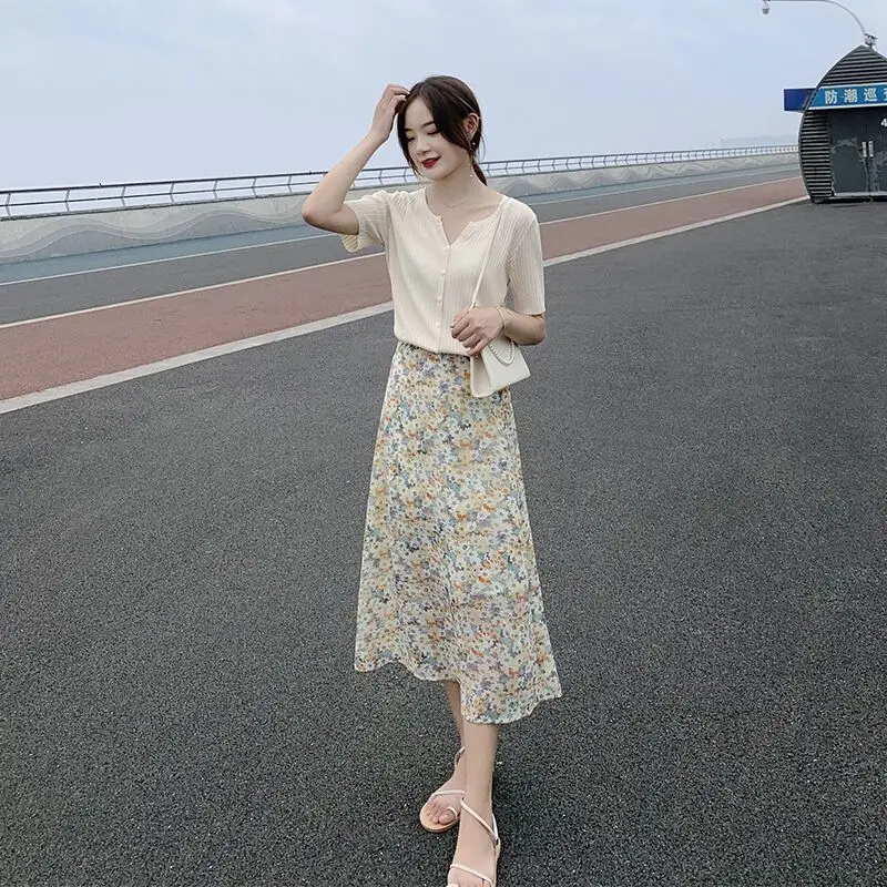 

Women 2022 Summer V-neck Short Sleeve Tops and Floral Print A-line Skirt Two Piece Sets Female Fashion Casual 2 Piece Suit T39