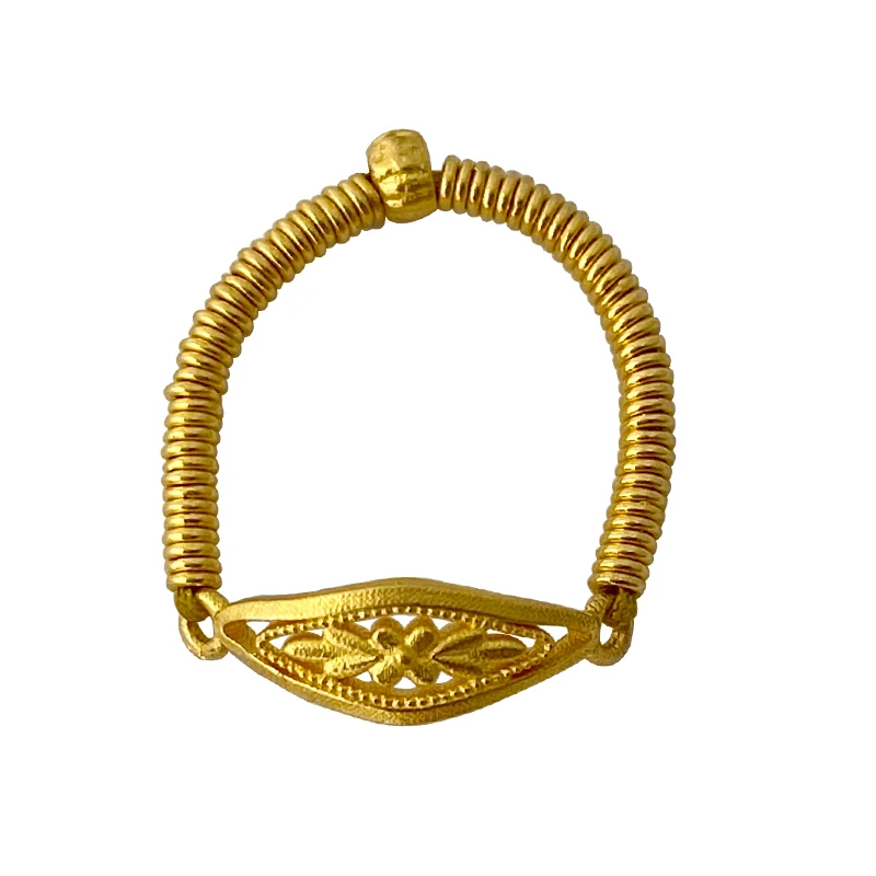 

Retro Diamond Hollow Flower Ring Gold-Plated Ring Ornament for Women