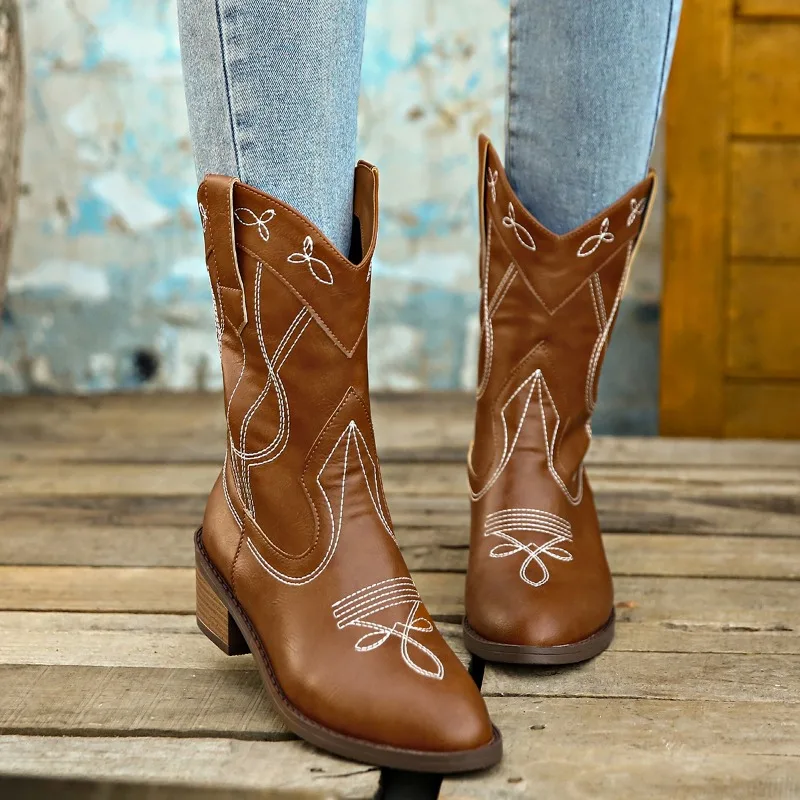 

Женские ботинки на среднем каблуке, с острым носком и вышивкой