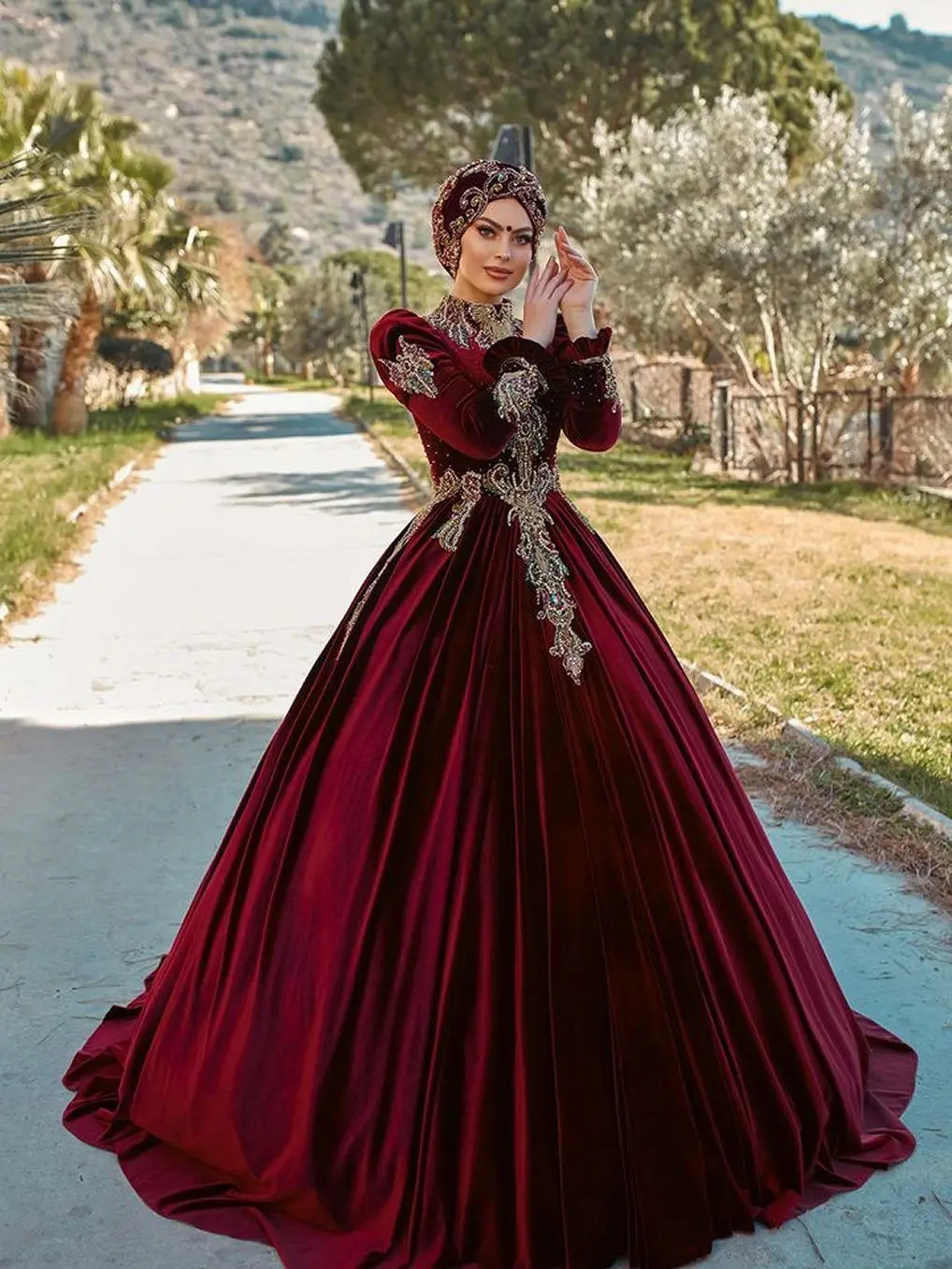 

Arabic Kaftan Burgundy Velour Evening Dresses High Neck Long Sleeves Muslim Wedding Party Gowns Gold Lace Applique Beaded Robe