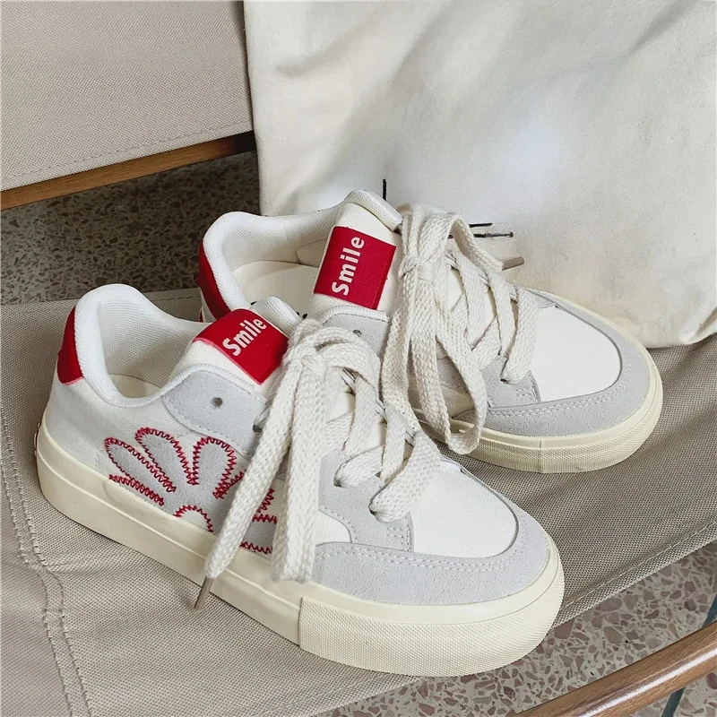 Модные женские туфли с круглым носком ремешками и цветочным украшением удобная