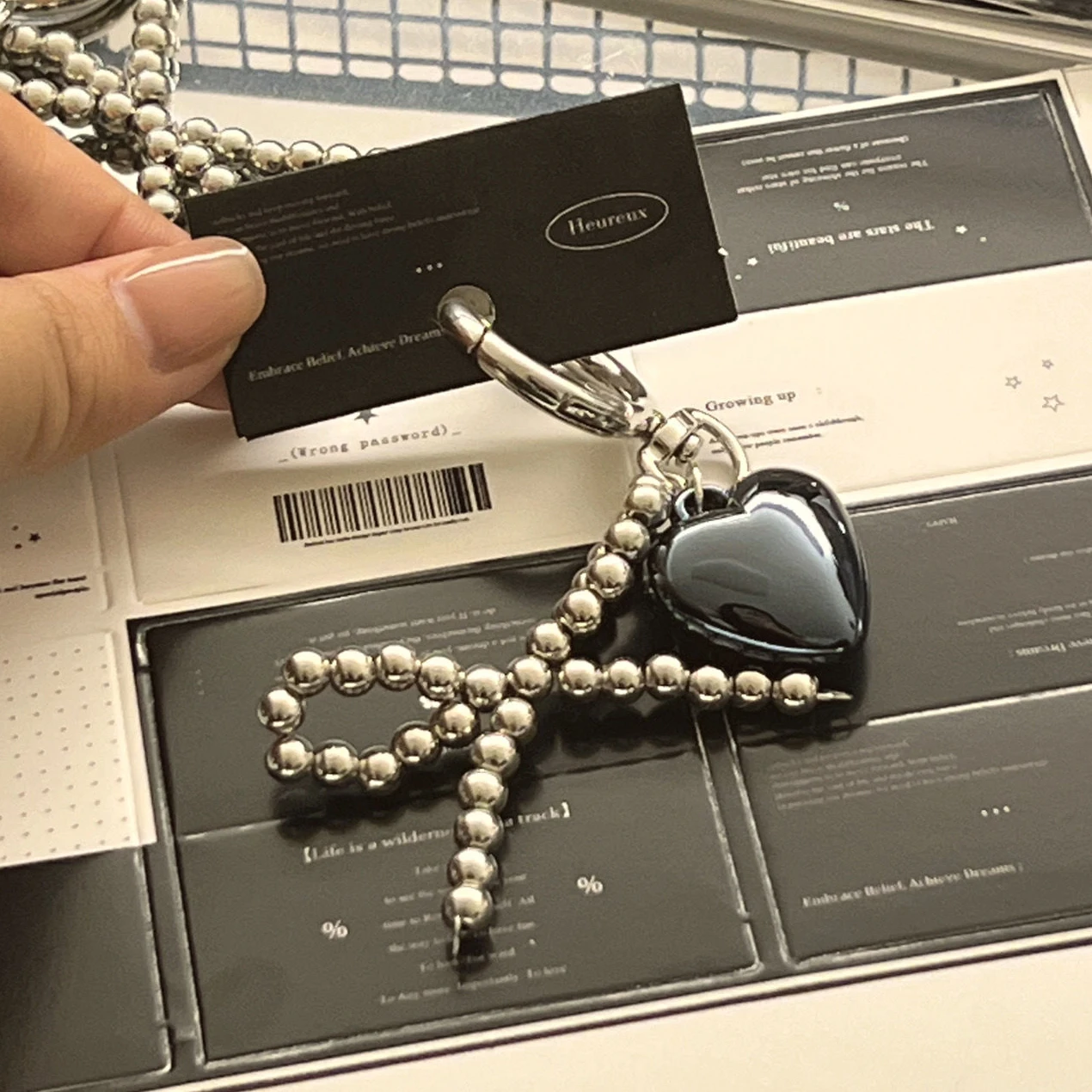 Трендовый брелок с металлическими бусинами и черным сердцем женский подвеской в