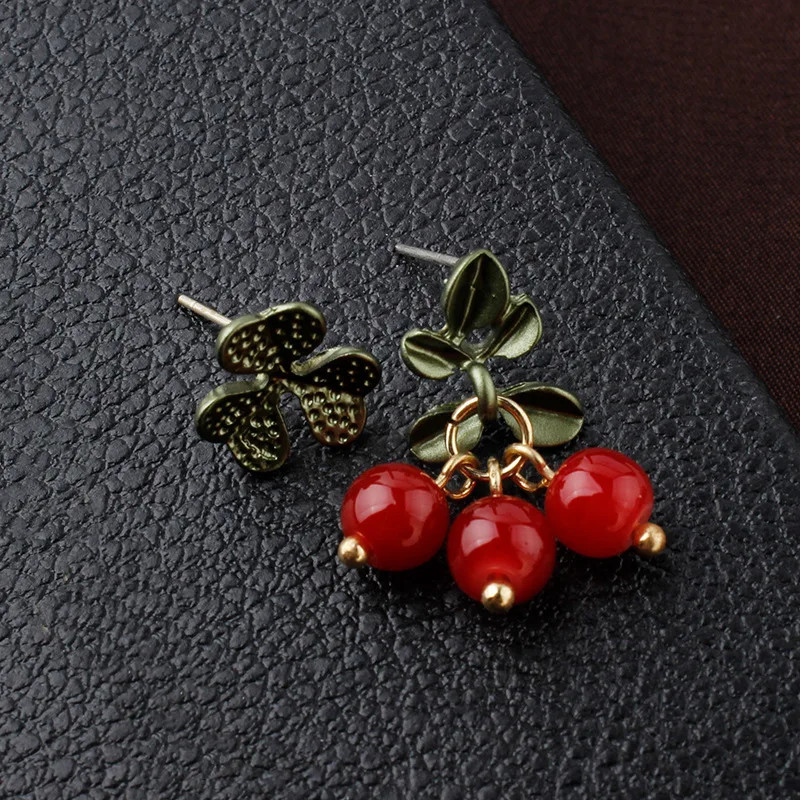 

New 2022 Creative S925 Silver Needle Small Fresh Pearl Cranberry Ear Stud